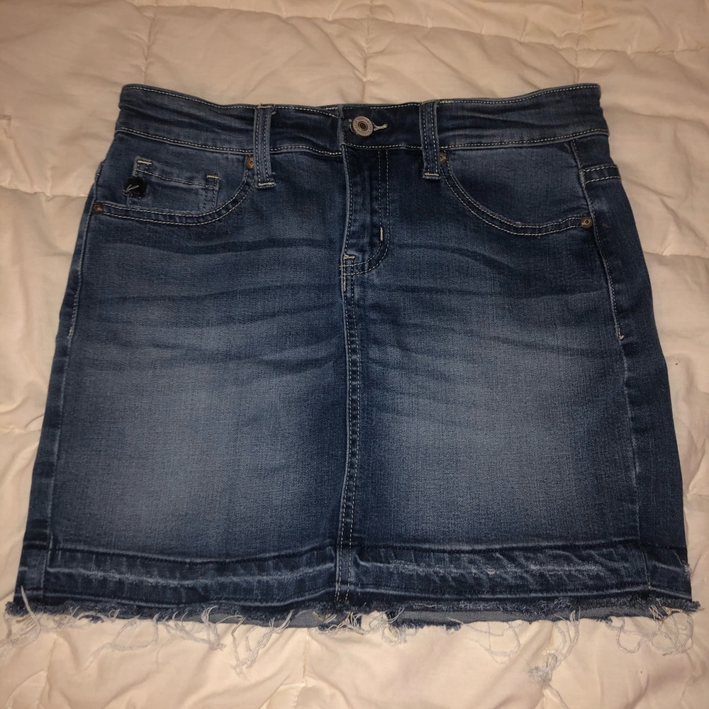 Jean skirt w frayed bottom and slit